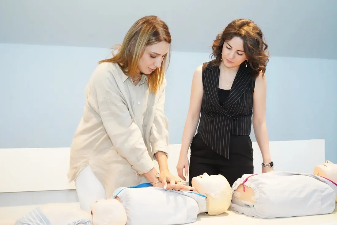 Formation SST Rennes, deux stagiaires sur mannequin de premiers secours